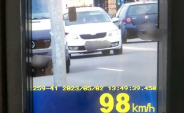 Tejkaloi shpejtësinë – drejtuesi i automjetit në Ferizaj dënohet 300 euro gjobë, 3 pikë negative e marrje e patentë-shoferit për gjashtë muaj  