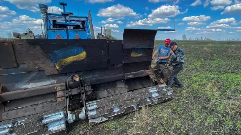 ‘Traktor të blinduar me telekomandë’: Fermeri ukrainas shpik një mënyrë të re për të çminuar fushat e tij
