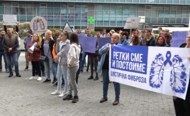 Pacientët me fibrozë cistike protestuan para Ministrisë së Financave