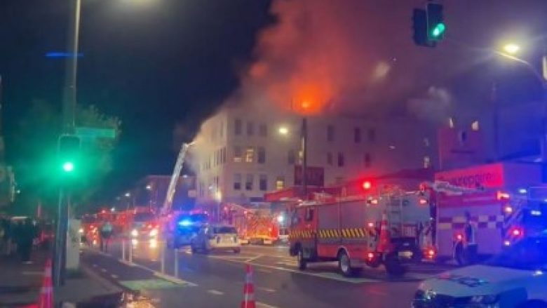 Zjarr në një bujtinë në Zelandën e Re, gjashtë të vdekur – dëshmitarët që “ikën me pizhame” tregojnë tmerrin që panë