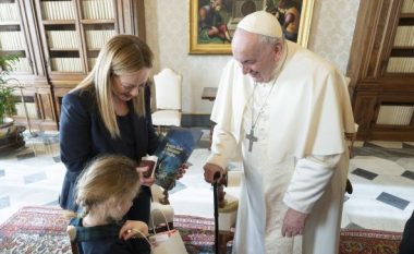 Papa thotë se vetëm të pasurit po mund të kenë fëmijë në Itali