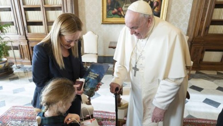 Papa thotë se vetëm të pasurit po mund të kenë fëmijë në Itali