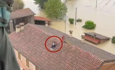 Përmbytjet vdekjeprurëse në Itali, momenti kur dy të moshuar u shpëtuan me helikopter nga çatia e tyre