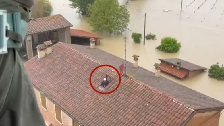 Përmbytjet vdekjeprurëse në Itali, momenti kur dy të moshuar u shpëtuan me helikopter nga çatia e tyre