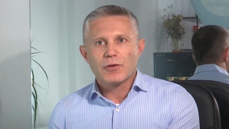 Ish-kryeinspektori i AKI-së që po “lufton” Serbinë në YouTube e Tik-Tok