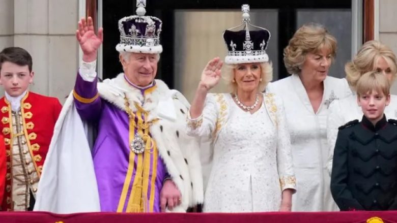 Mbreti Charles III-të dhe Mbretëresha Camilla shfaqen në ballkonin e Buckingham Palace