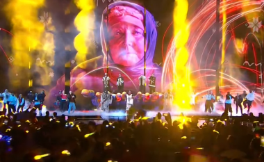 Grupi Kalush Orchestra me “Stefania” bëjnë hapjen e natës finale të Eurovisionit