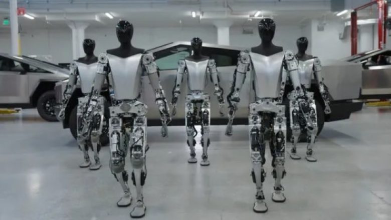 Tesla shfaq pamjet e reja të Robotit humanoid duke ecur ngadalë – duke bërë gjëra të tjera gjithashtu