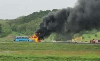 Po shkonte drejt Austrisë, një autobus përfshihet nga zjarri në një autostradë në Kroaci – shpëtojnë të gjithë pasagjerët