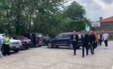Mbërrin në objektin e shkollës “Isa Boletini” Ilir Peci, pritet betimi i tij si kryetar i Zveçanit