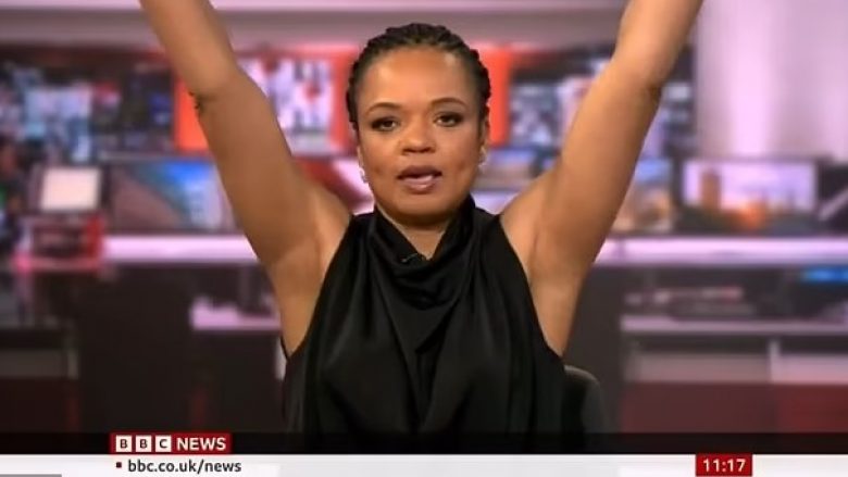 Ditë e gjatë në punë?: Prezantuesja e BBC News bëri një lëvizje të rrallë përpara se të kuptonte se kamera ishte fokusuar tek ajo