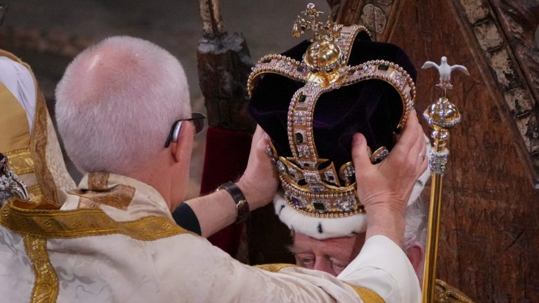 Rreth njëzet milionë njerëz në Mbretërinë e Bashkuar shikuan momentin kur Mbreti Charles u kurorëzua pak pas mesditës