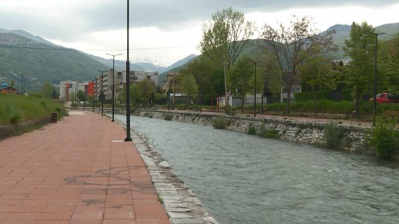 Shëtitorja përgjatë Shkumbinit në Tetovë, po rrezikon jetën e qytetarëve