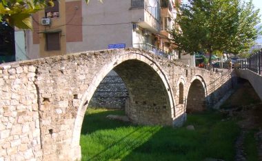 Gjendet trupi i pajetë i një personi te Ura e Tabakëve në Tiranë