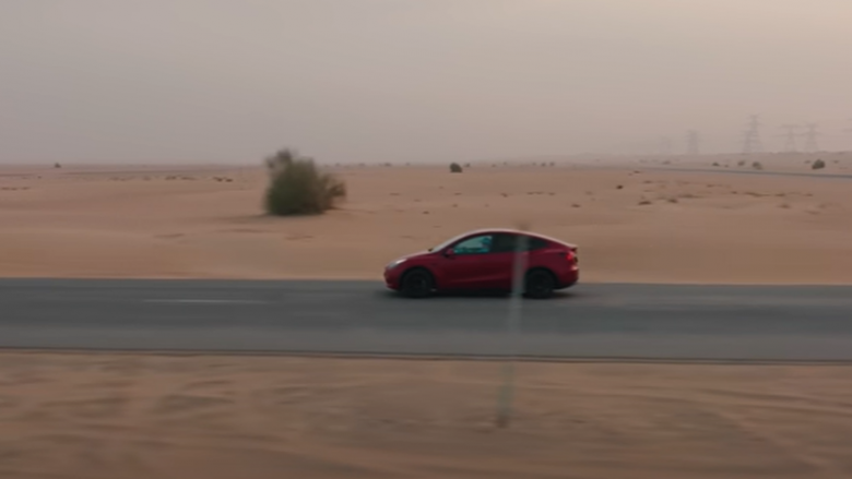 Tesla teston automjetet e saj në temperaturat ekstreme të nxehta në Dubai