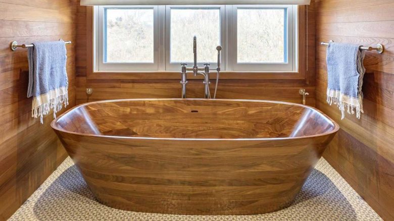 Dru në banjë – lavamanë dhe vaska në një kombinim të parezistueshëm të qeramikës dhe drurit