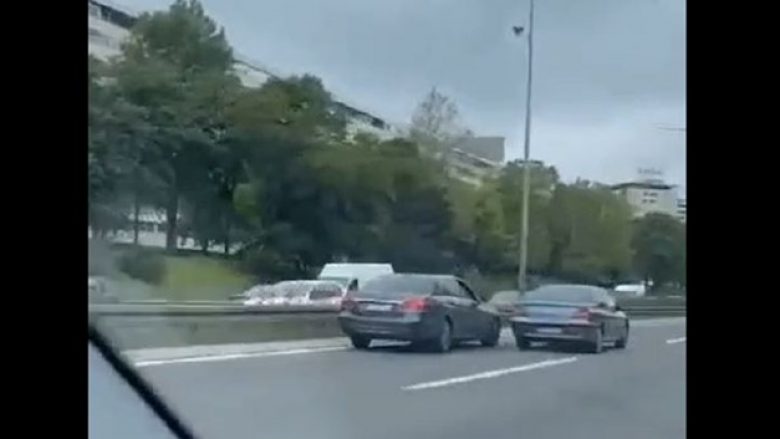 Të gjithë po qeshin me veprimet e këtyre dy shoferëve në autostradën e Beogradit