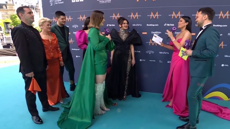 Albina Kelmendi nuk flet anglisht në Eurovision, për të përkthen motra e saj