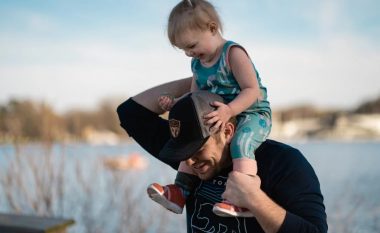 Gjashtë shprehitë e baballarëve që rritin fëmijë me vetëbesim