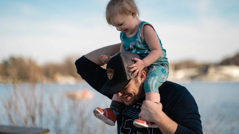 Gjashtë shprehitë e baballarëve që rritin fëmijë me vetëbesim