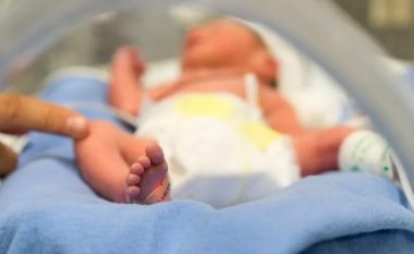 Lind foshnja e parë me tre prindër në Britani