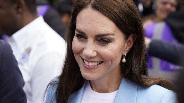 Kate Middleton në xhaketën perfekte pranverore dhe një kombinim që kopjohet lehtë