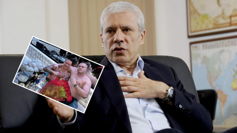 Tadiq publikon foton e gangsterit serb Dragoviq që shihet nën shoqërimin e djalit të kumbarit të Vuçiqit