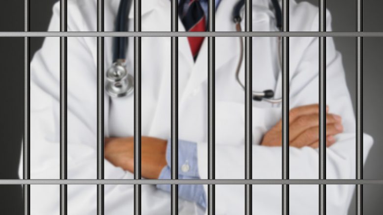 Një muaj paraburgim për dy mjekët e arrestuar në Gjilan – i kërkuan qindra euro pacientes për ta operuar