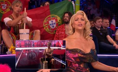 Momenti më bizar i Eurovisionit u vu në skenë nga komikja Melanie Giedroyc, prezantuesi nuk mund ta mbante të qeshurën