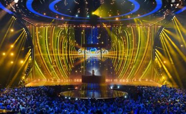 Ajo që nuk e shihni në TV: Çfarë ndodh në të vërtetë në skenën e Eurovisionit gjatë pauzave ndërmjet performancave