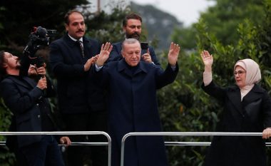 ‘Bye, bye, bye, Kemal’ – Erdogan shpall fitoren në zgjedhjet presidenciale në Turqi