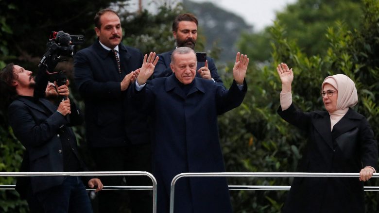 ‘Bye, bye, bye, Kemal’ – Erdogan shpall fitoren në zgjedhjet presidenciale në Turqi