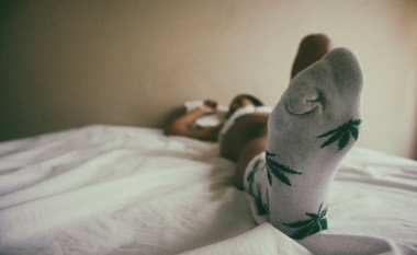 Flini me çorape ose i mbathni në shtrat: Ja pse duhet ta ndërpritni këtë praktikë
