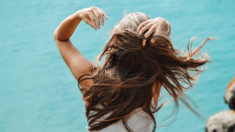 Ushqimet që shkaktojnë rënien e flokëve: Nëse dëshironi t’i mbani flokët të harlisur dhe me shkëlqim, provoni t’i eliminoni këto ushqime nga menyja juaj