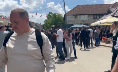 Sulmohen gazetarët me gjësende të forta në Leposaviq