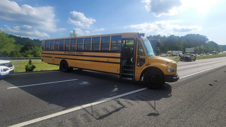 E vodhi autobusin e shkollës dhe u fut në autostradë, arrestohet adoleshenti nga Tennessee