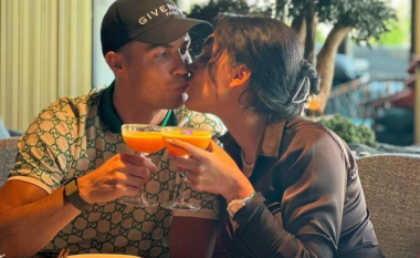 Ronaldo ndan një puthje me Georgina Rodriguez, ndërsa shijuan një darkë romantike në Arabinë Saudite