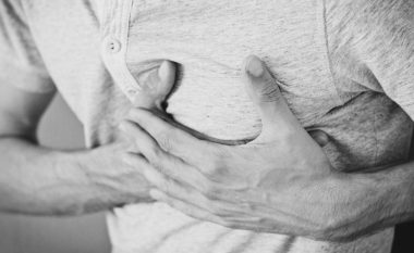 Një simptomë befasuese që mund shfaqet para sulmit në zemër