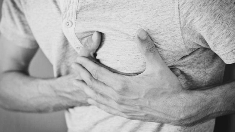 Një simptomë befasuese që mund shfaqet para sulmit në zemër