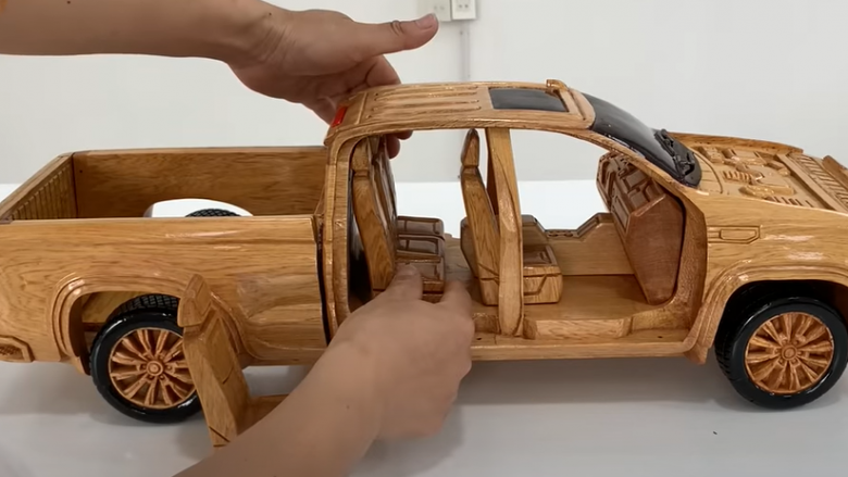 Artisti krijon një version prej druri të automjetit GMC Sierra Denali