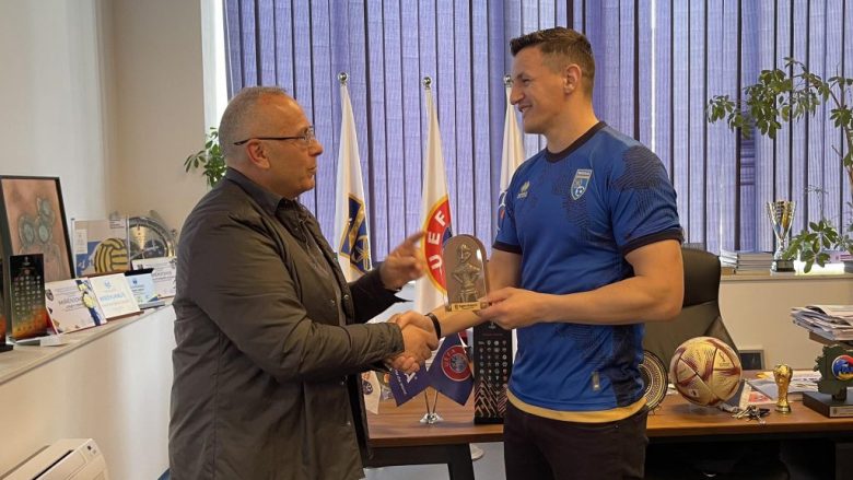 Robin Krasniqi viziton FFK-në, falënderon për dhënien në shfrytëzim të stadiumit ‘Fadil Vokrri’