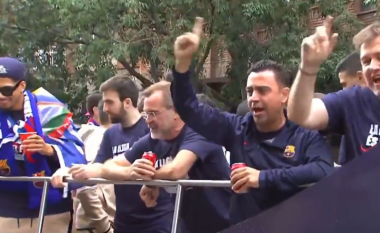 Festime fantastike nga Barcelona për fitimin e titullit: Xavi shpërndanë birra për tifozët