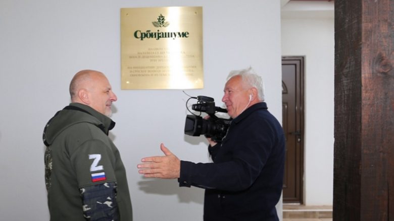 Shfaqet me uniformë dhe simbolin famëkeq rus ‘Z’, kush është Igor Braunoviq që drejton institucionin e pyjeve në Serbi?
