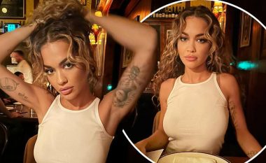 Rita Ora tregon disa nga tatuazhet e saj, ndërsa shijon një darkë në Sydney