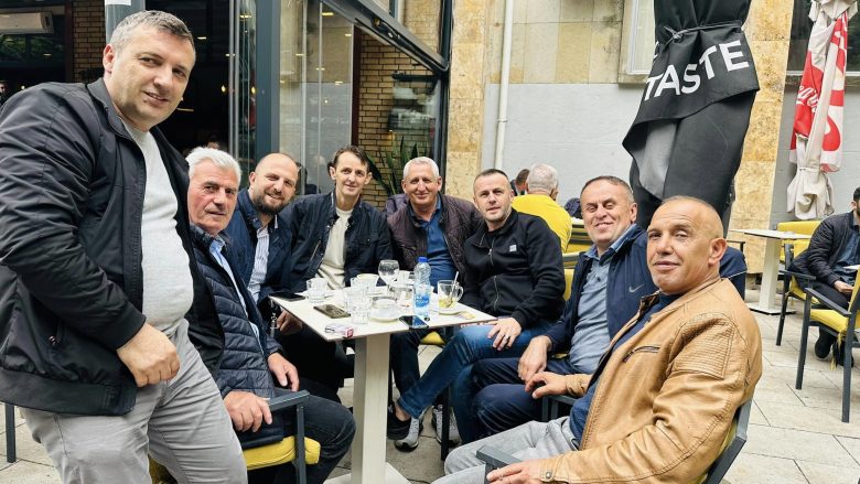 Kryetari i Zubin Potokut shijon kafen në Mitrovicë