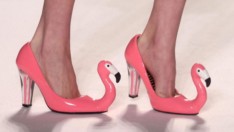 Mahnitën botën e modës: Këpucët flamengo të Moschinos pothuajse janë shitur