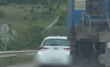 Tejkaloi në vijë të plotë në rrugën Pejë-Prishtinë, shoferit i shqiptohet gjobë