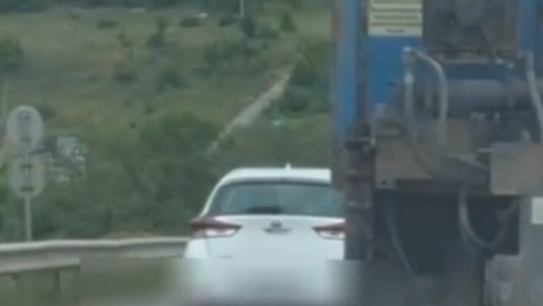 Tejkaloi në vijë të plotë në rrugën Pejë-Prishtinë, shoferit i shqiptohet gjobë