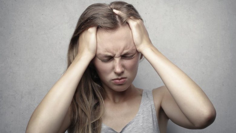 Përse zgjohemi me dhimbje koke dhe si mund ta heqim qafe këtë problem shëndetësor
