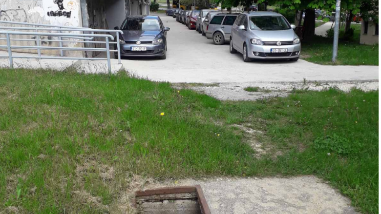 Mungon kapaku i një pusete në një lagje të Prishtinës, komuna hesht